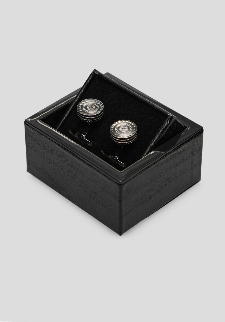 Men's silver round cufflinks with a decorative pattern, Photo 1