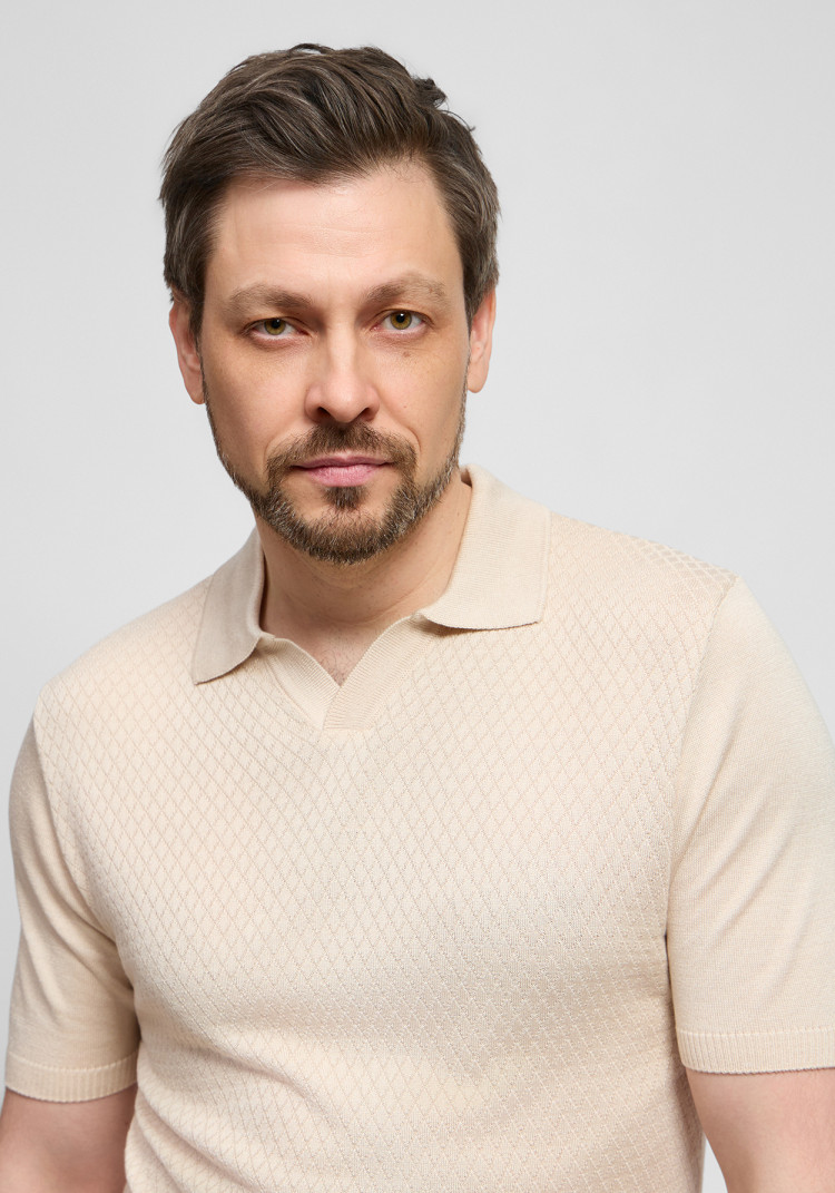 Classic men's beige polo with a textured geometric pattern, Photo 1