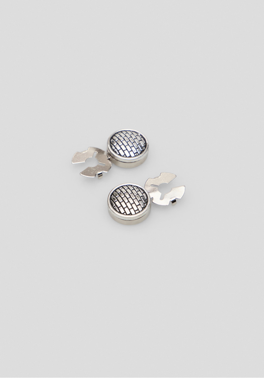 A classic men's button accessory in a silver shade with a geometric texture, Photo 1