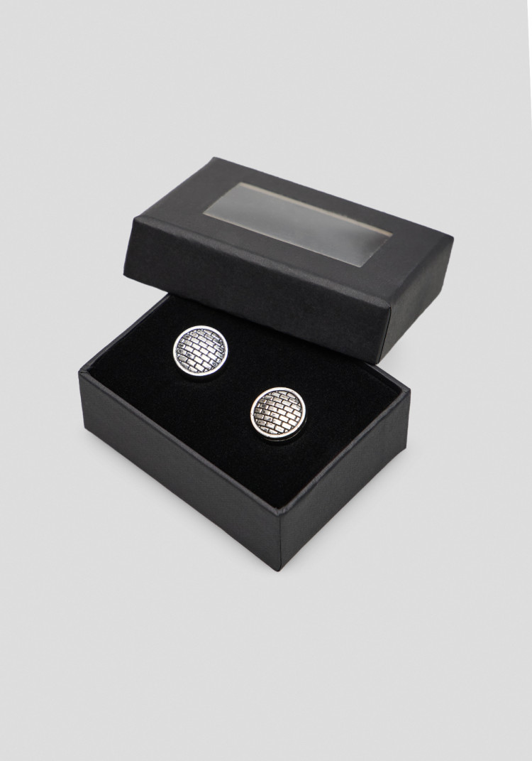 A classic men's button accessory in a silver shade with a geometric texture, Photo 2