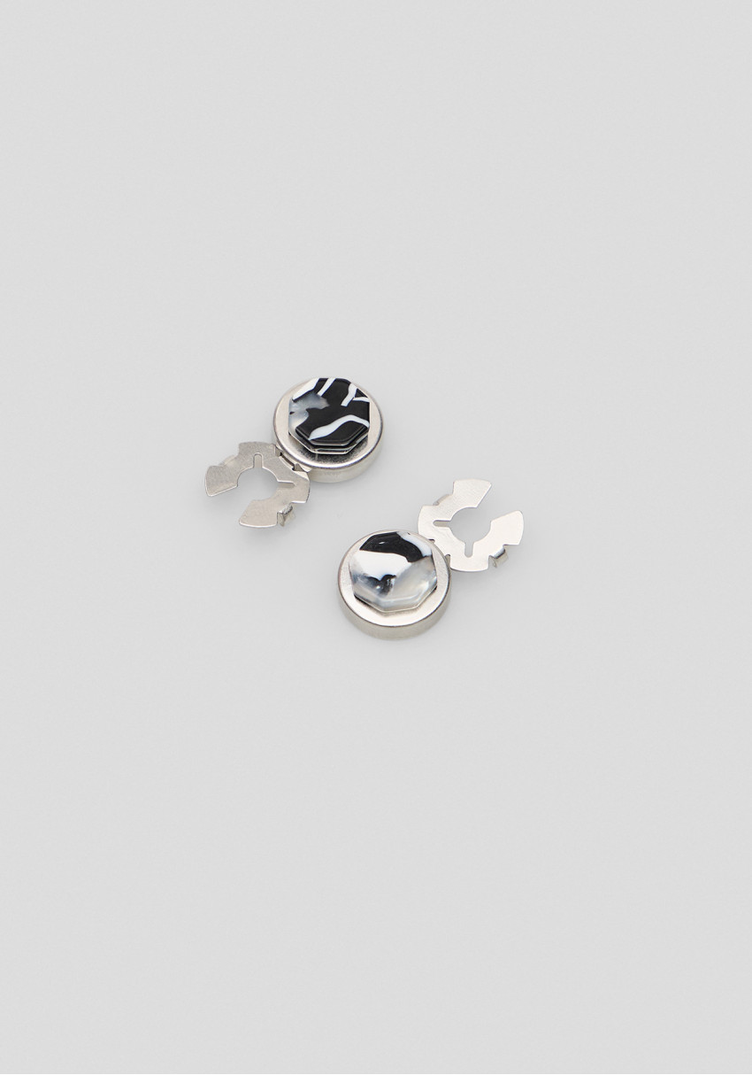 Classic men's button accessory with a metallic texture, Photo 1