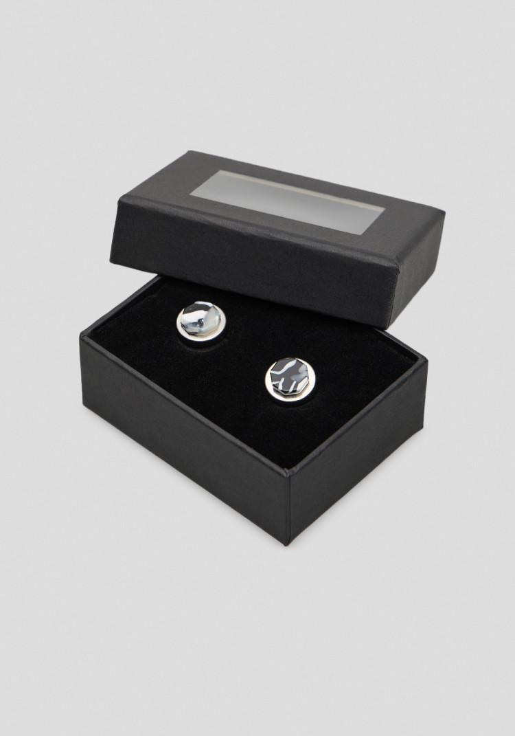 Classic men's button accessory with a metallic texture, Photo 2